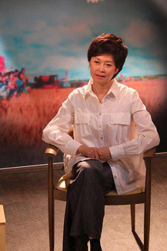 “国民大姐”敬一丹：嫁亿万富商，结婚40年，女