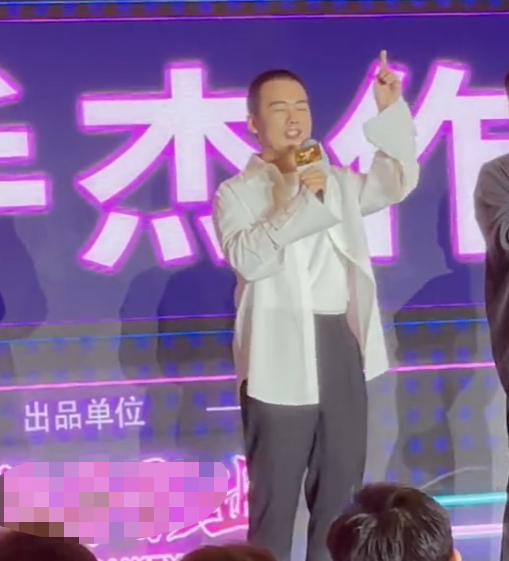 郭麒麟模仿于和伟经典鬼畜动作，模仿太像，迟到被抓包表情好尴尬