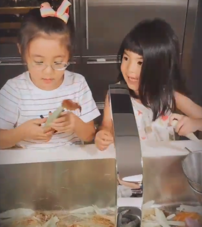 贾静雯两女儿在家洗菜，咘咘蝴蝶结造型养眼，哪知妹妹更抢镜