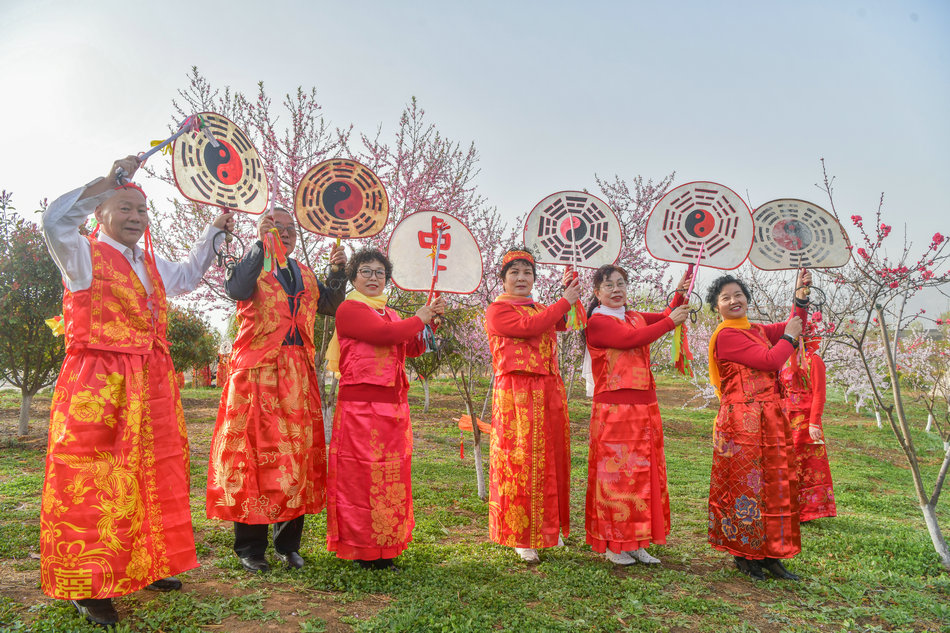 翠湖：桃花灼灼春色美，扇鼓咚咚夕阳红