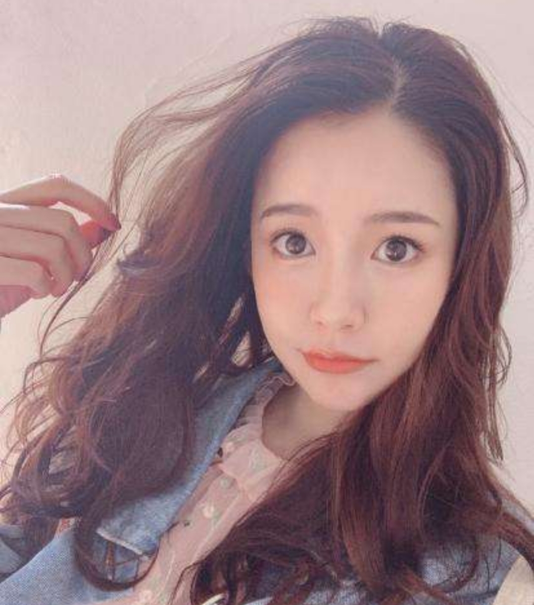 张子萱大女儿包饺子给妹妹吃，小女儿冲天揪搞怪可爱，陈赫未出镜