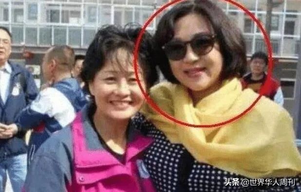 30年前，被李连杰抛弃的前妻黄秋燕，如今怎么样了？