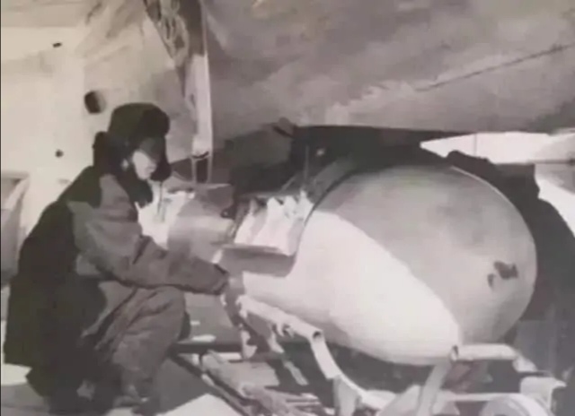 1971年，杨国祥投掷氢弹失败，他放弃逃生选择与