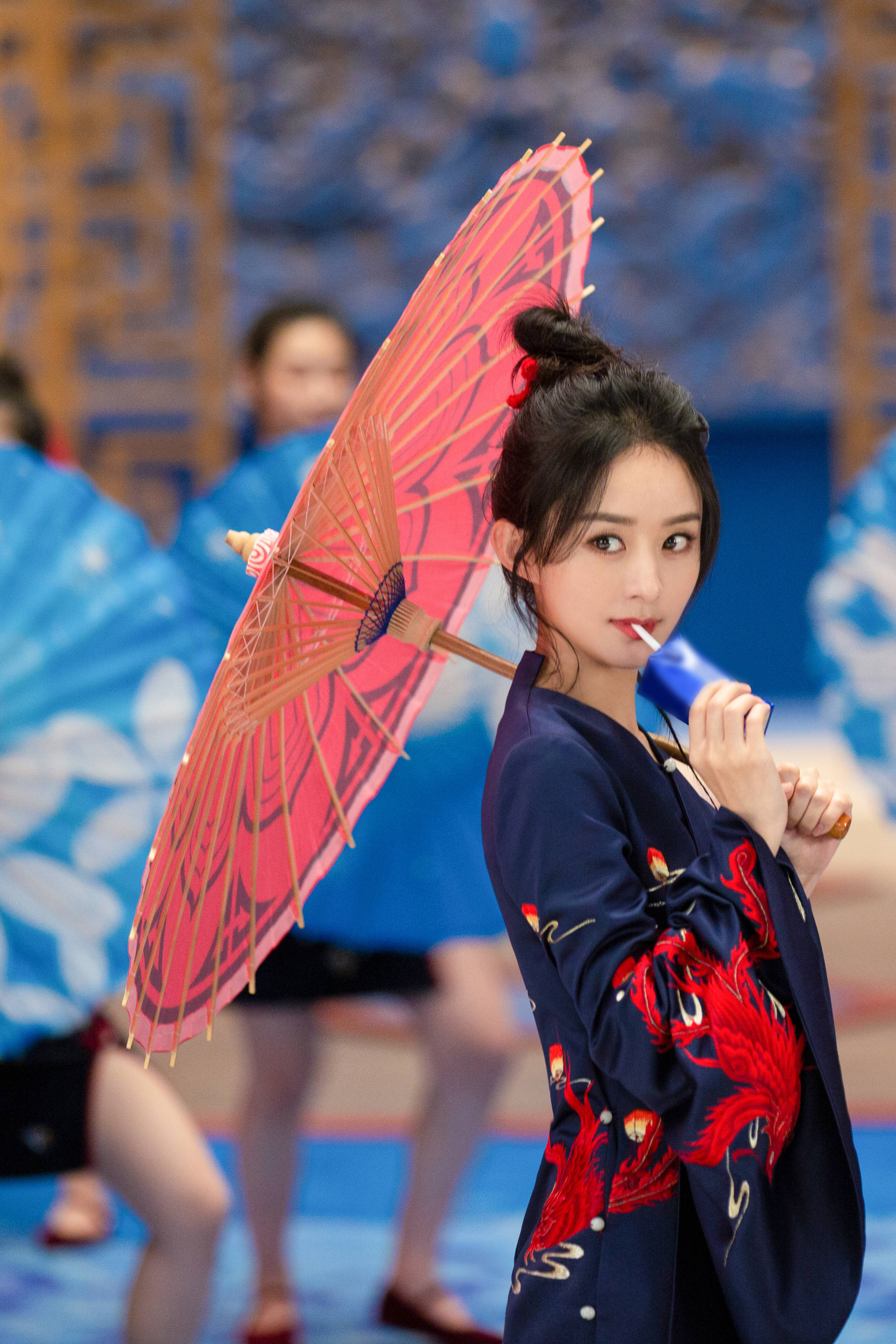 Zhao Liying is clever big, elegant and intellectual temperament is shown, again the acknowledge with colourful to clever treasure beauty refresh