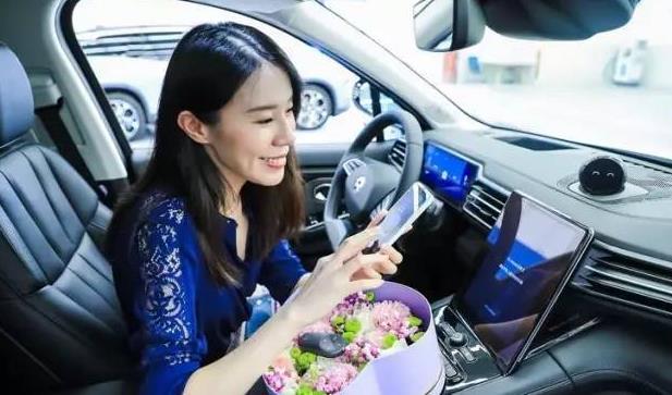 中国汽车首富诞生了，去年赚了上千亿，妻子还是央视美女主持人