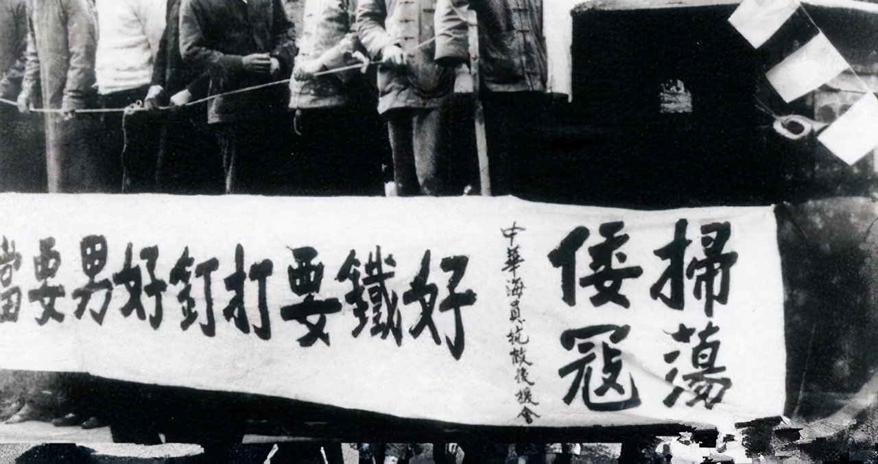 他是川军抗日名将，解放战争时被我军俘虏，刘伯承陈毅亲自去探望