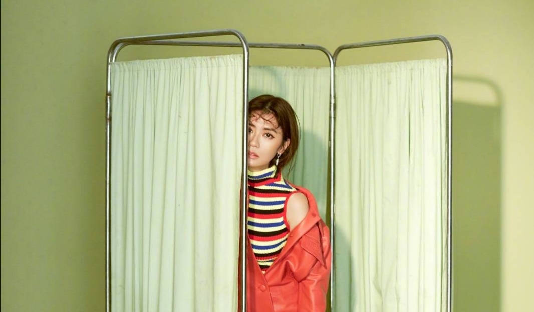 46岁贾静雯美丽依旧，放下爱恨与计较，如今的她活得令所有人羡慕