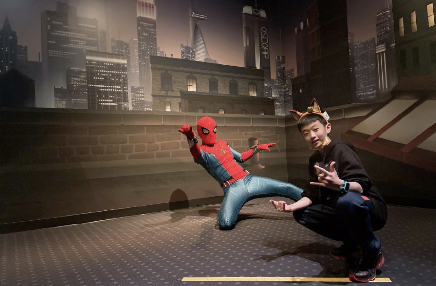 楊威一家遊迪士尼，十歲楊陽洋長成帥氣少年，雙胞胎妹妹軟糯可愛