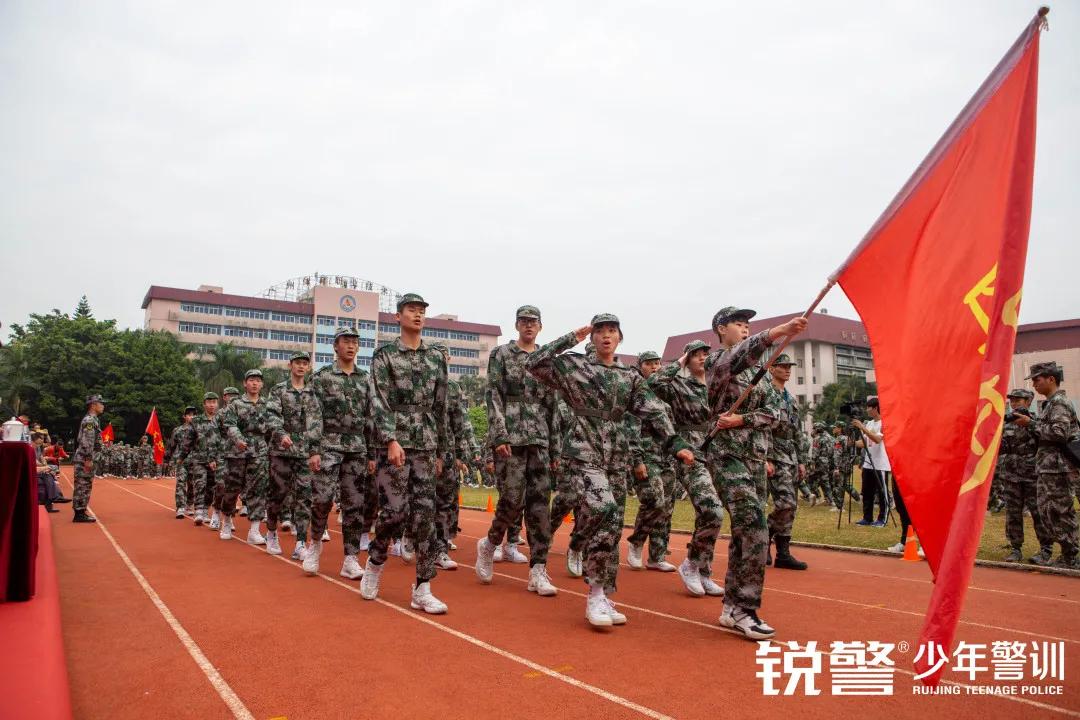 军事素质拓展：一身戎装，乘风破浪