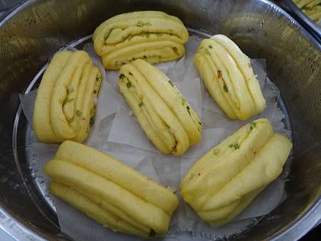 When steaming condensed milk steamed buns, it is wrong to only add yeast. If you add these two more, the steamed buns are fragrant, soft and chewy.