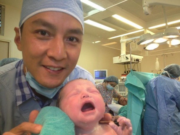 吴彦祖晒女儿出生照，被误会生二胎，曾称已10年不与老婆亲近