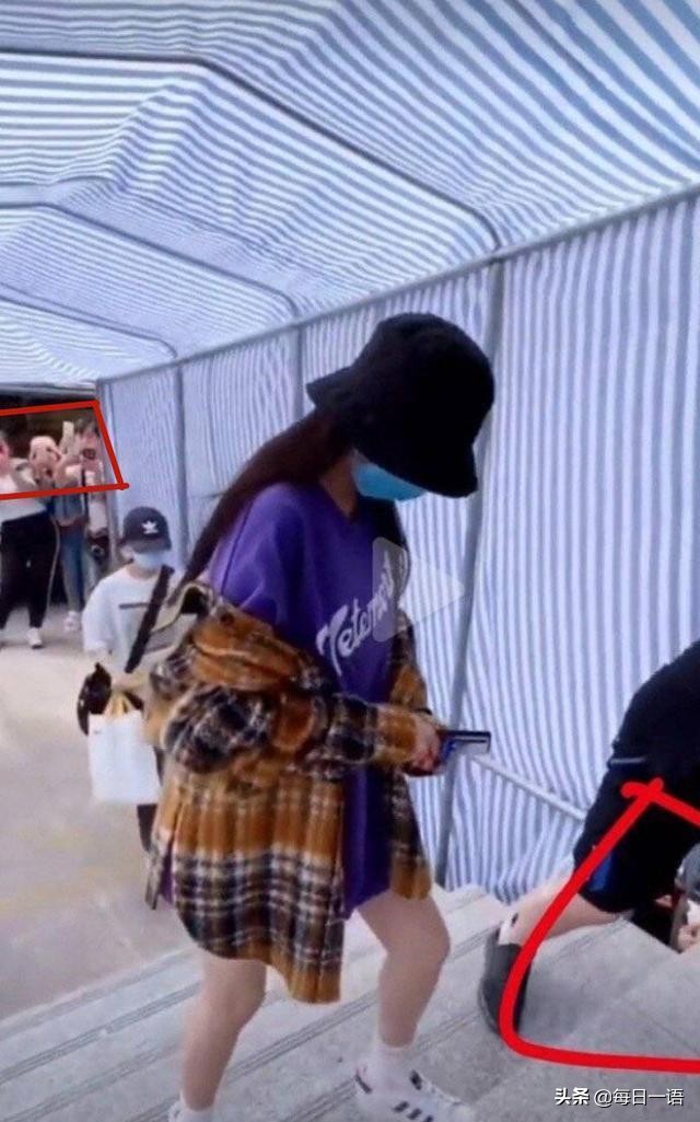 杨幂险走光，遭代拍下蹲专拍大腿裙底，粉丝称