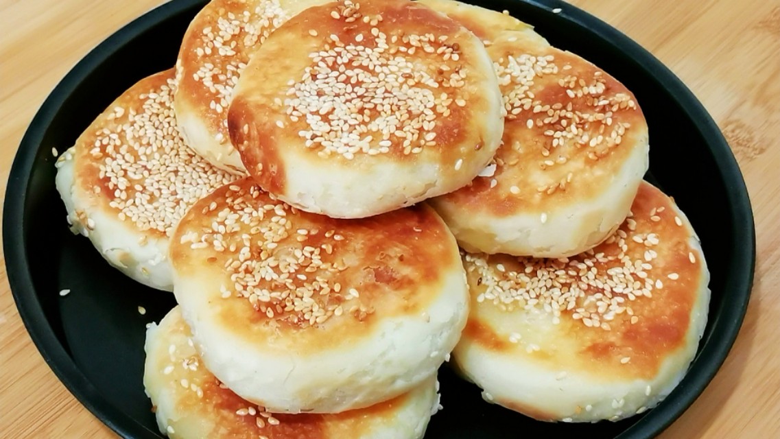 芝麻酥饼在家简单做，外酥里软又香甜，不用烤箱也可以酥得掉渣