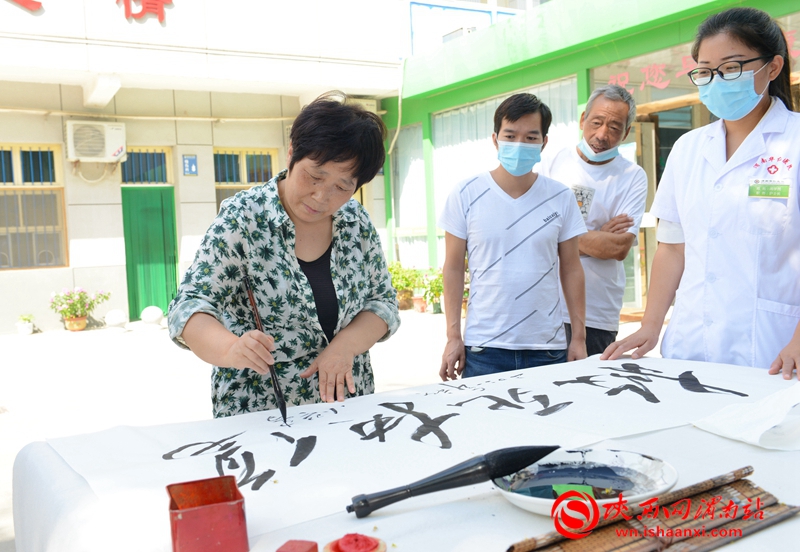 “红色文化续传承 缅怀伟人写春秋”书画会在渭南华仁医院举办（组图）