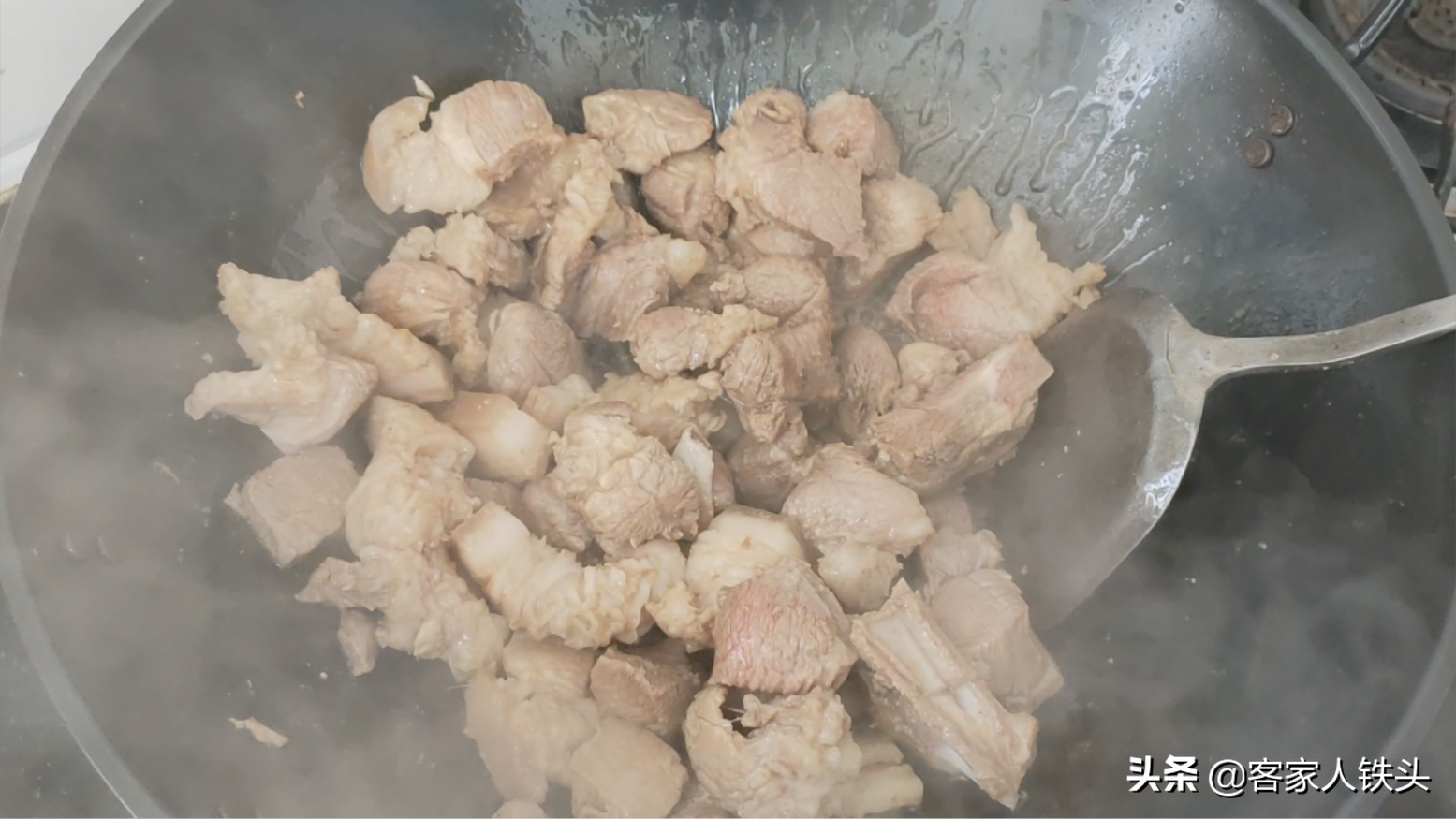 客家人传统的土方法炖肉，肉香味美原汁原味，4斤出锅吃完还想吃