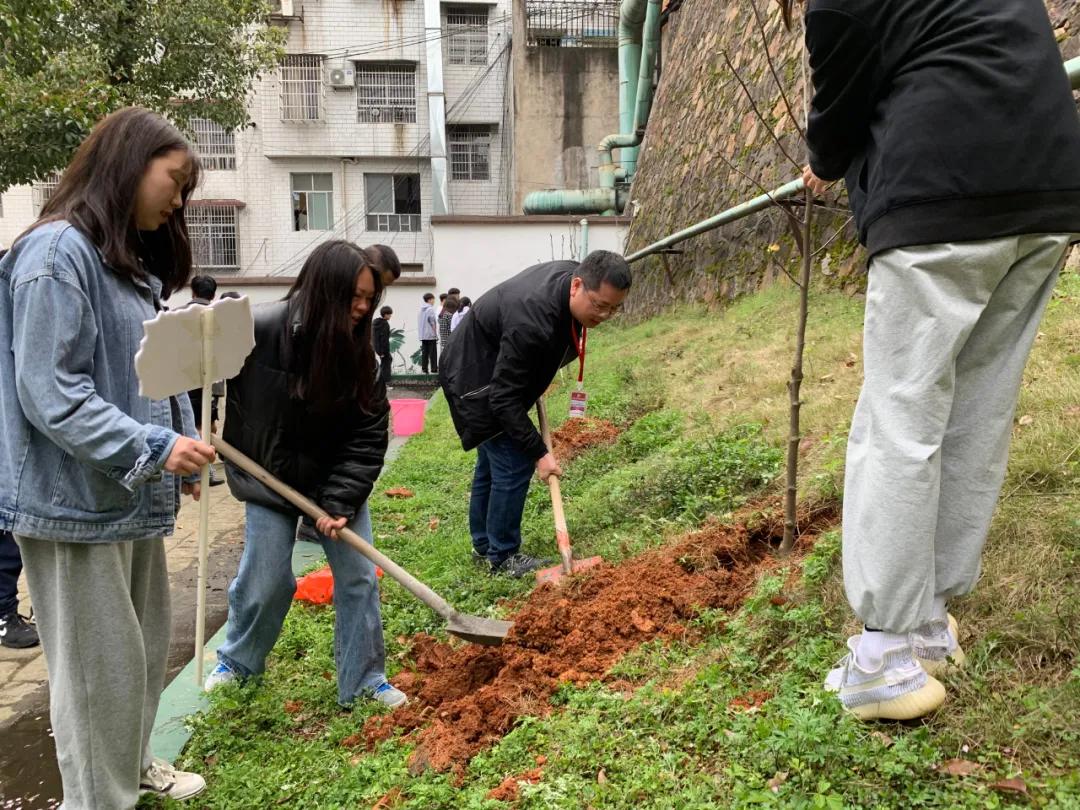 「风采」种植绿色希望、情系经开母校——植树节活动报道