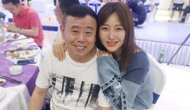 潘长江事件恶化，女儿潘阳也遭受牵连，网络暴