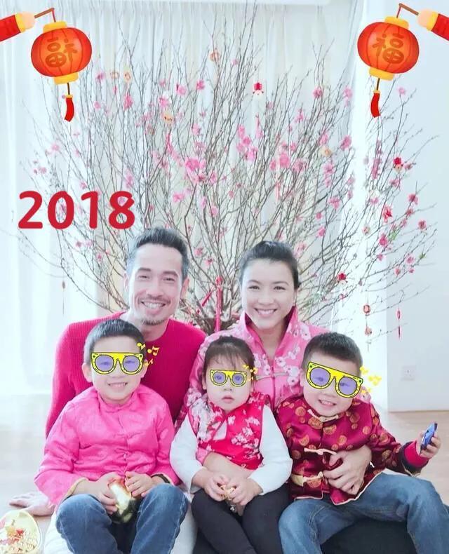 陳茵媺連續4年拍同款新年全家福，一家五口幸福美滿惹人羨