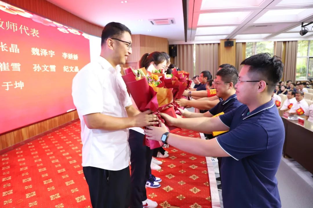 青岛通济实验学校“青蓝工程”锻造教师队伍