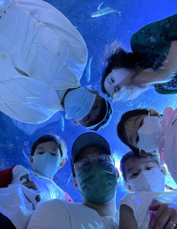 郭晶晶霍启刚一家为祖国庆生，8岁霍中曦弹奏国歌被赞有冠军风采