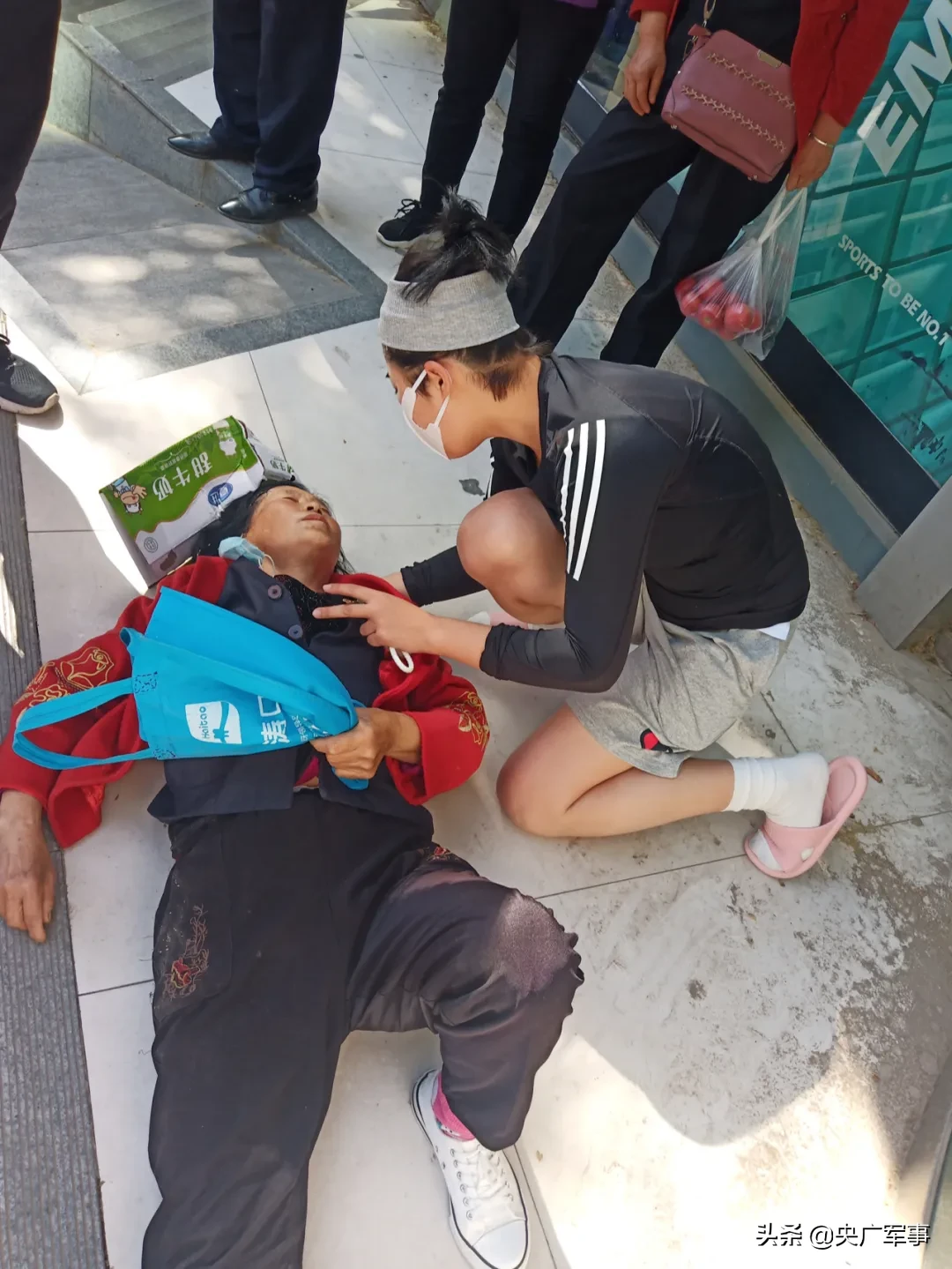 阅兵小姐姐跪地救人后，奖金全捐