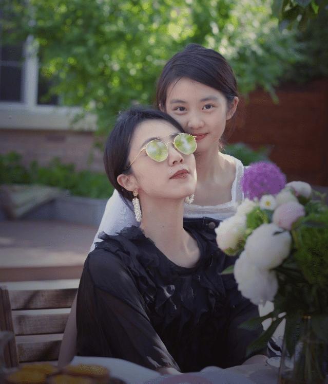 都是14岁，李嫣染发被夸赞，黄多多却质疑被“早