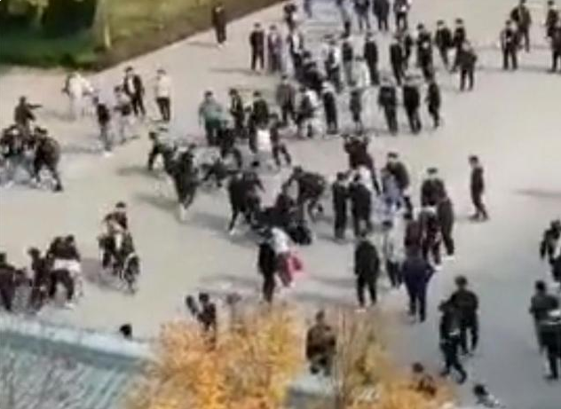 滨州职业学院群架事件，数十名学生手持棍棒，犹如黑社会火拼