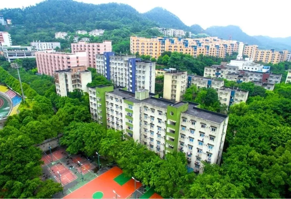 重庆高温又上热搜，老师汗流浃背坚持上课，没有空调真的太难了