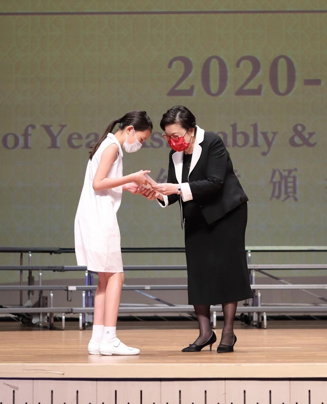 郭可盈参加女儿小学毕业典礼，林天若连获3年学科冠军，成绩优异