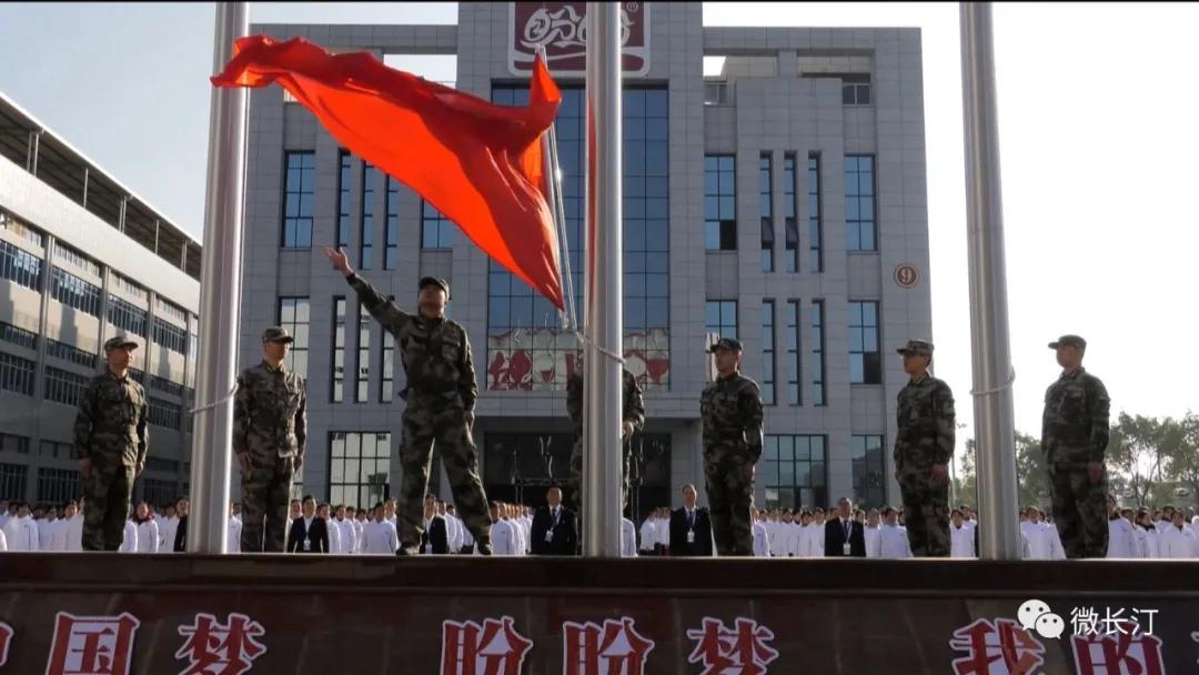 长汀盼盼食品公司举行“升国旗”和“新春迎接员工返岗”仪式