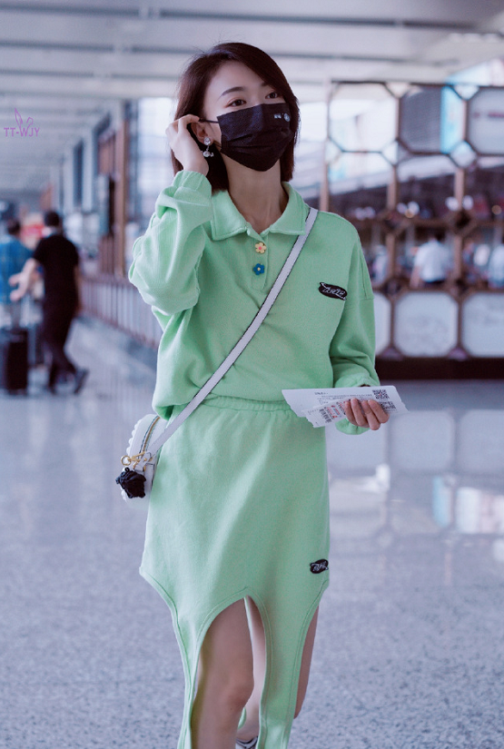 吴谨言走机场瘦出了新高度！穿绿色卫衣裙套装搭短发清新活力