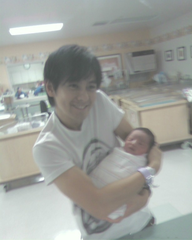 林志颖为12岁儿子庆生，Kimi身高直逼爸爸妈妈，父子同框像兄弟