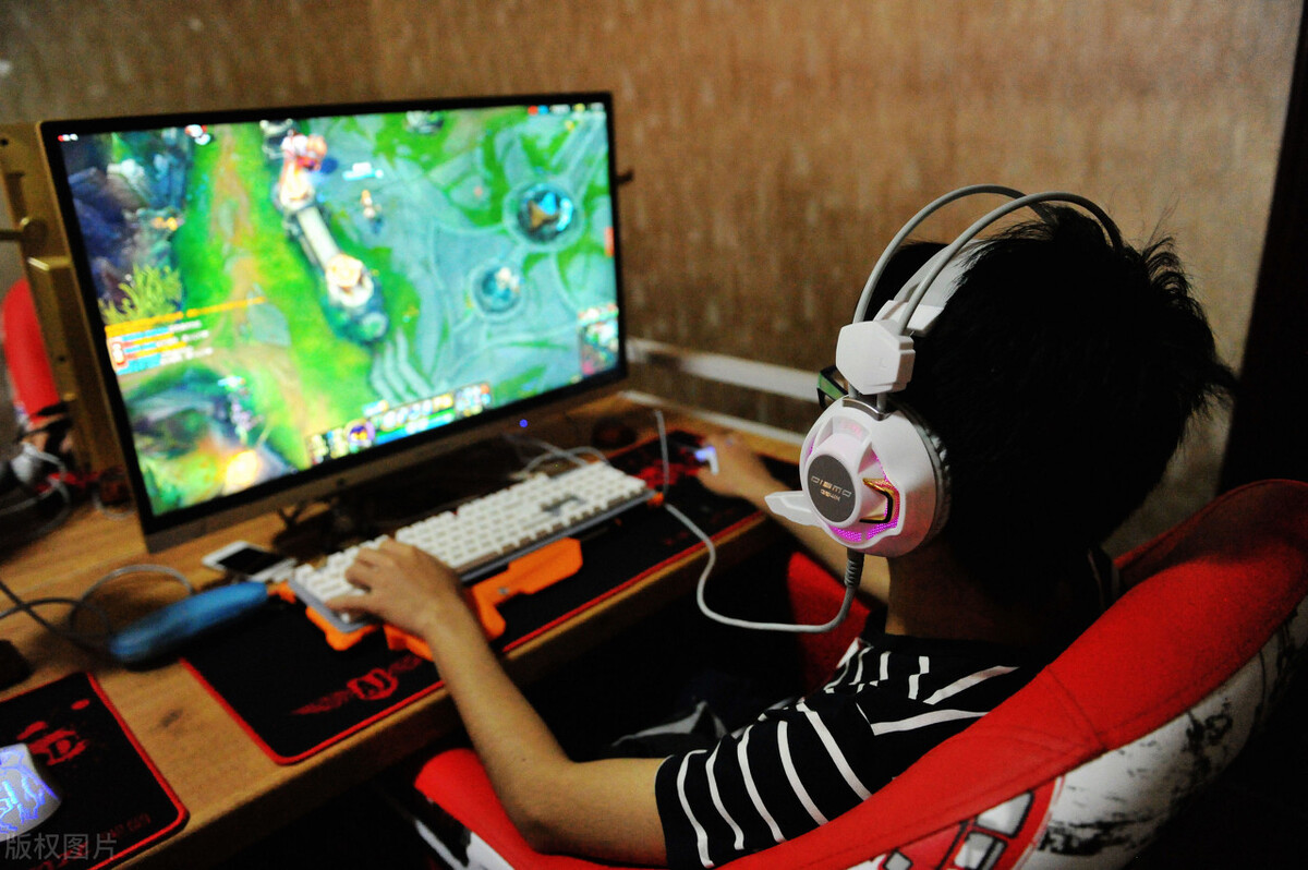 湖北老板开网吧，利用“美色营销”月进账40万，方法可以借鉴