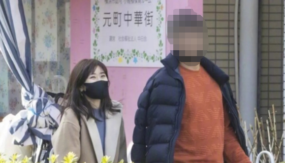 官宣离婚一个月后，被爆新恋情：“果然，他装