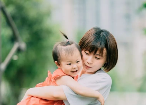 赵文卓为保姆“庆生”送奢华项链，3个孩子与保