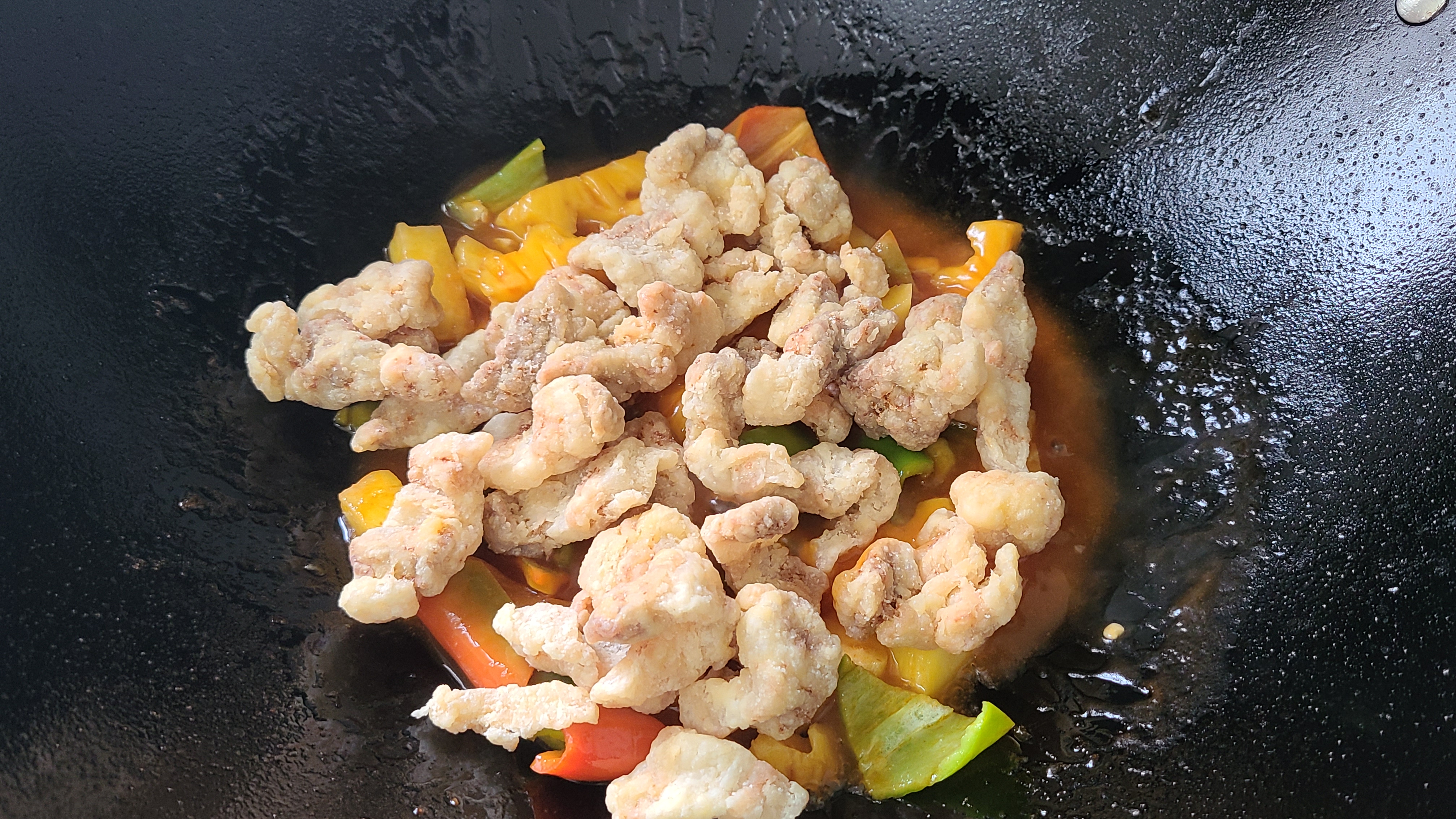 菠萝咕噜肉，广东夏天很火的一道美食，开胃又好吃，味道特别