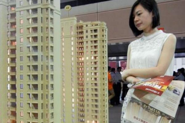 我国三四线城市的房子供过于求，但房价却没下