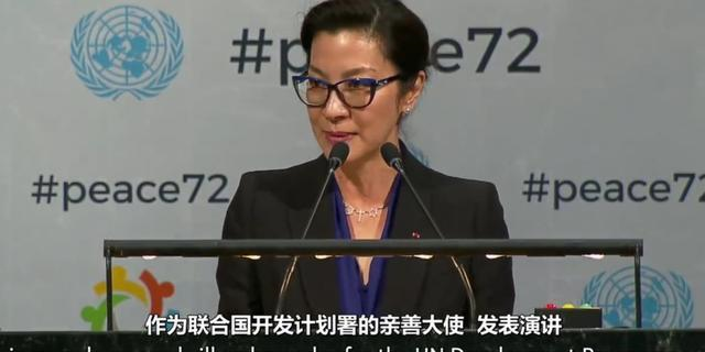 58岁杨紫琼面容姣好，74岁男友却白发苍苍，二人