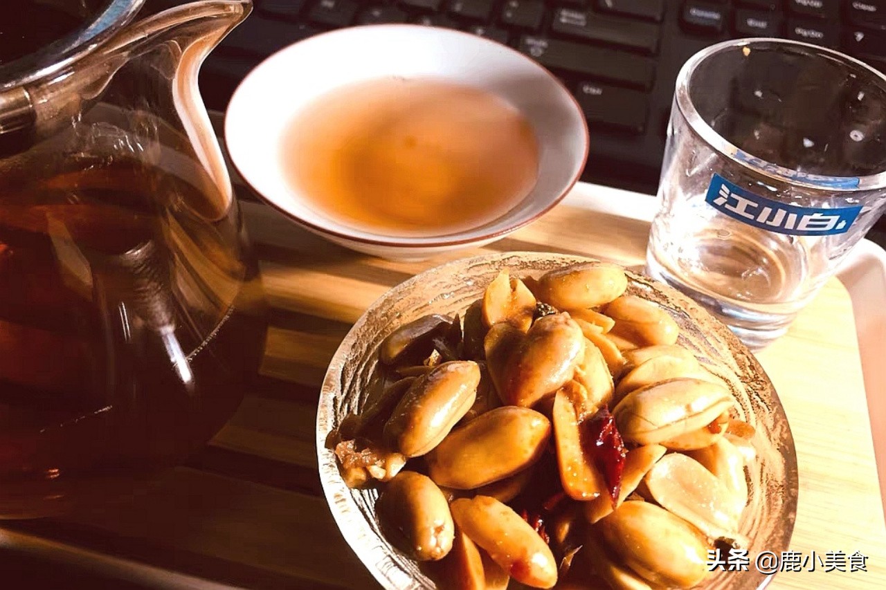 酒鬼花生如何做好吃？牢记“一泡二掰三冻”，香辣酥脆，好吃过瘾