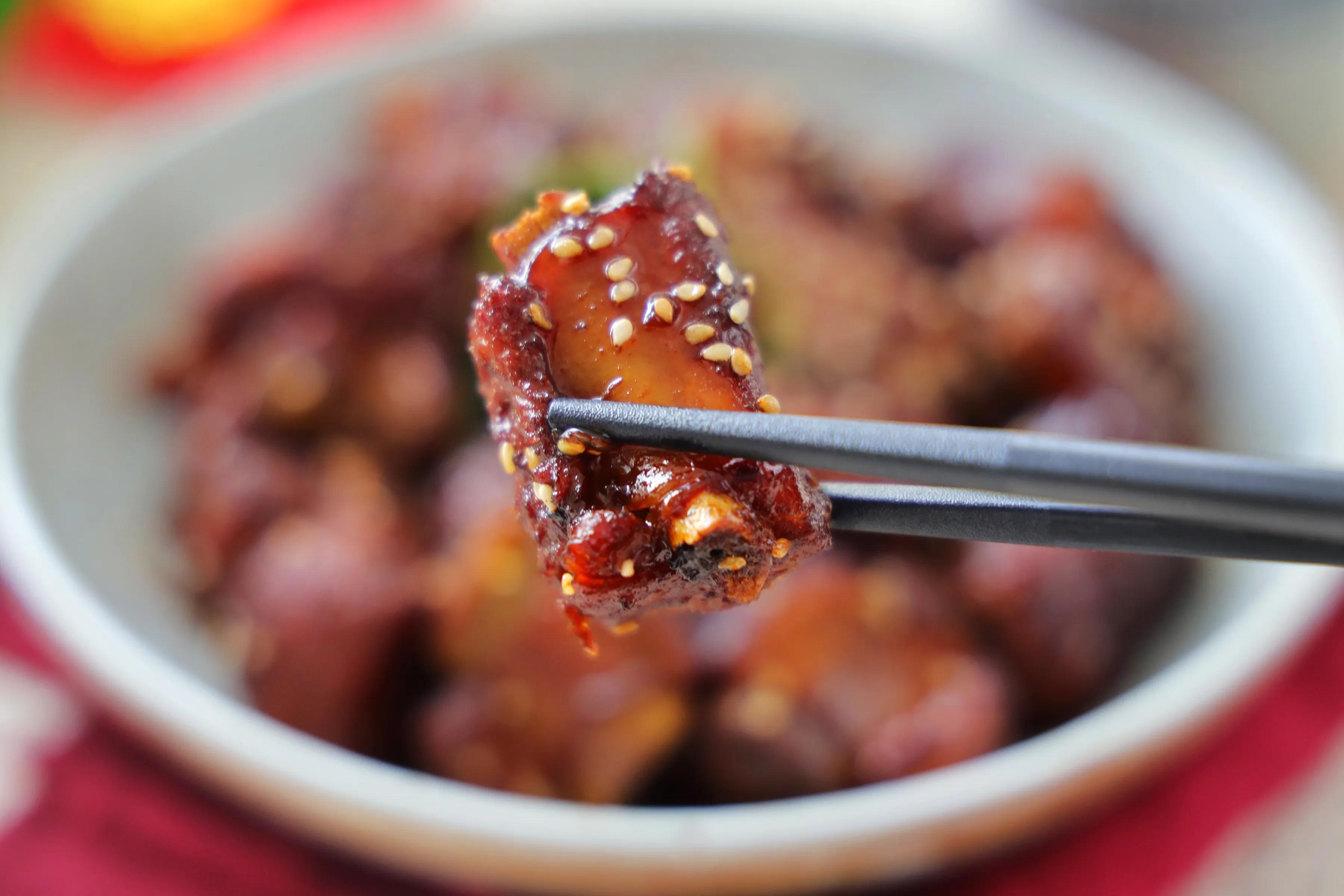 除夕年夜飯，孩子最愛的糖醋排骨，不用油炸，一碗料汁就搞定！