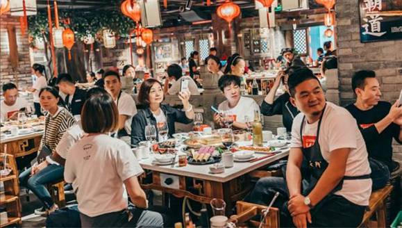 原材料价格上涨，火锅店老板如何应对吸引顾客？