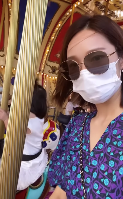 王祖蓝妻子李亚男晒带娃照，和孩子一起骑木马，女儿罕露面唱儿歌