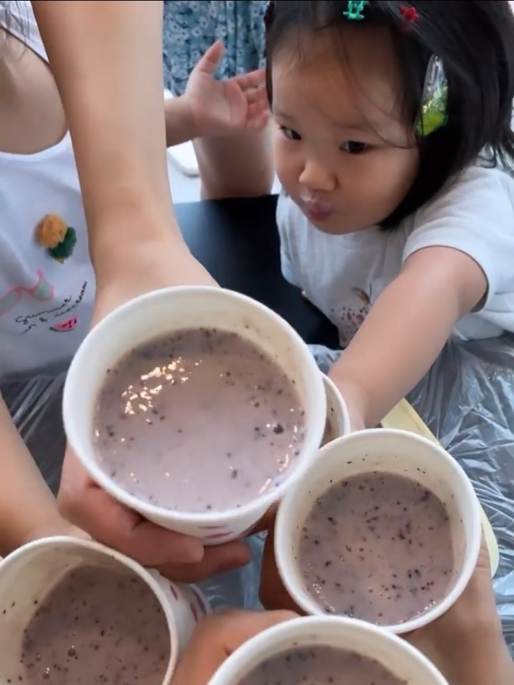 李亚男晒大女儿做饮品，天韵化身小厨娘有模有样，和妹妹太像了