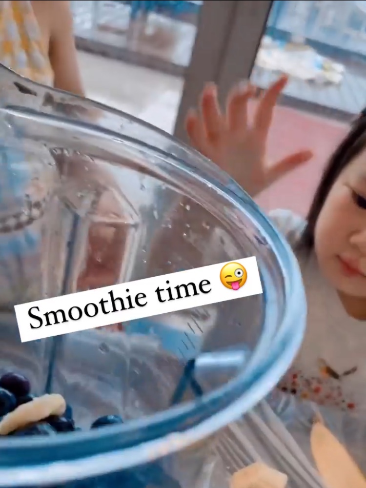 李亚男晒大女儿做饮品，天韵化身小厨娘有模有样，和妹妹太像了