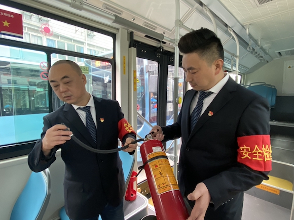 为保障市民出行安全 这群公交“车医生”穿梭城市排查隐患