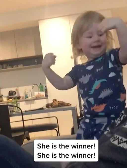 美国网友分享女儿看奥运视频，侯志慧夺冠后，小女孩欢呼“她赢了！”
