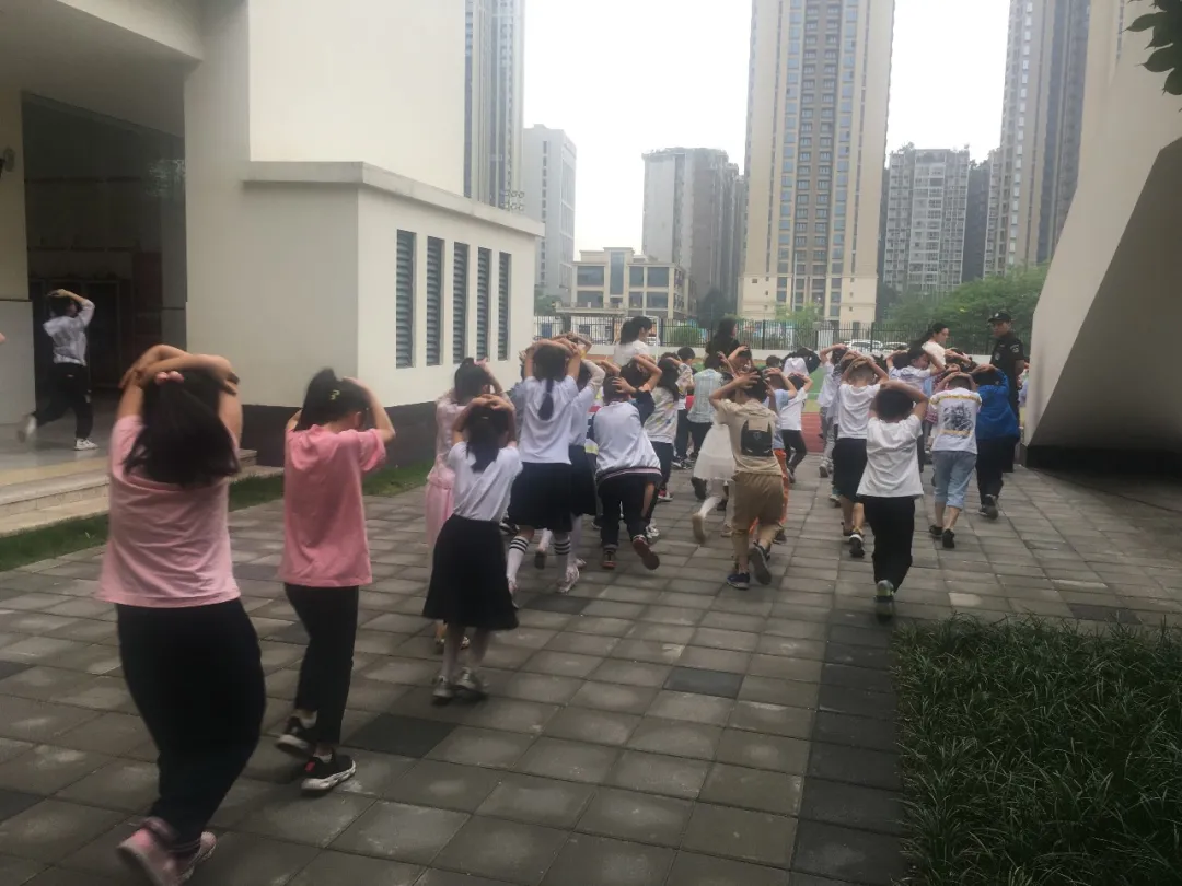 成都高新区朝阳小学开展防震应急疏散演练