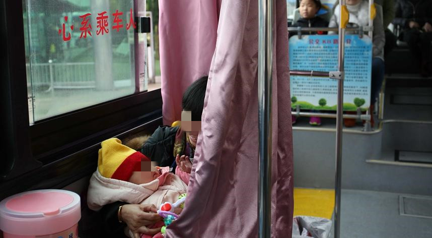 公交車上寶媽掀衣哺乳，被大媽罵不害臊，公眾場合如何哺乳