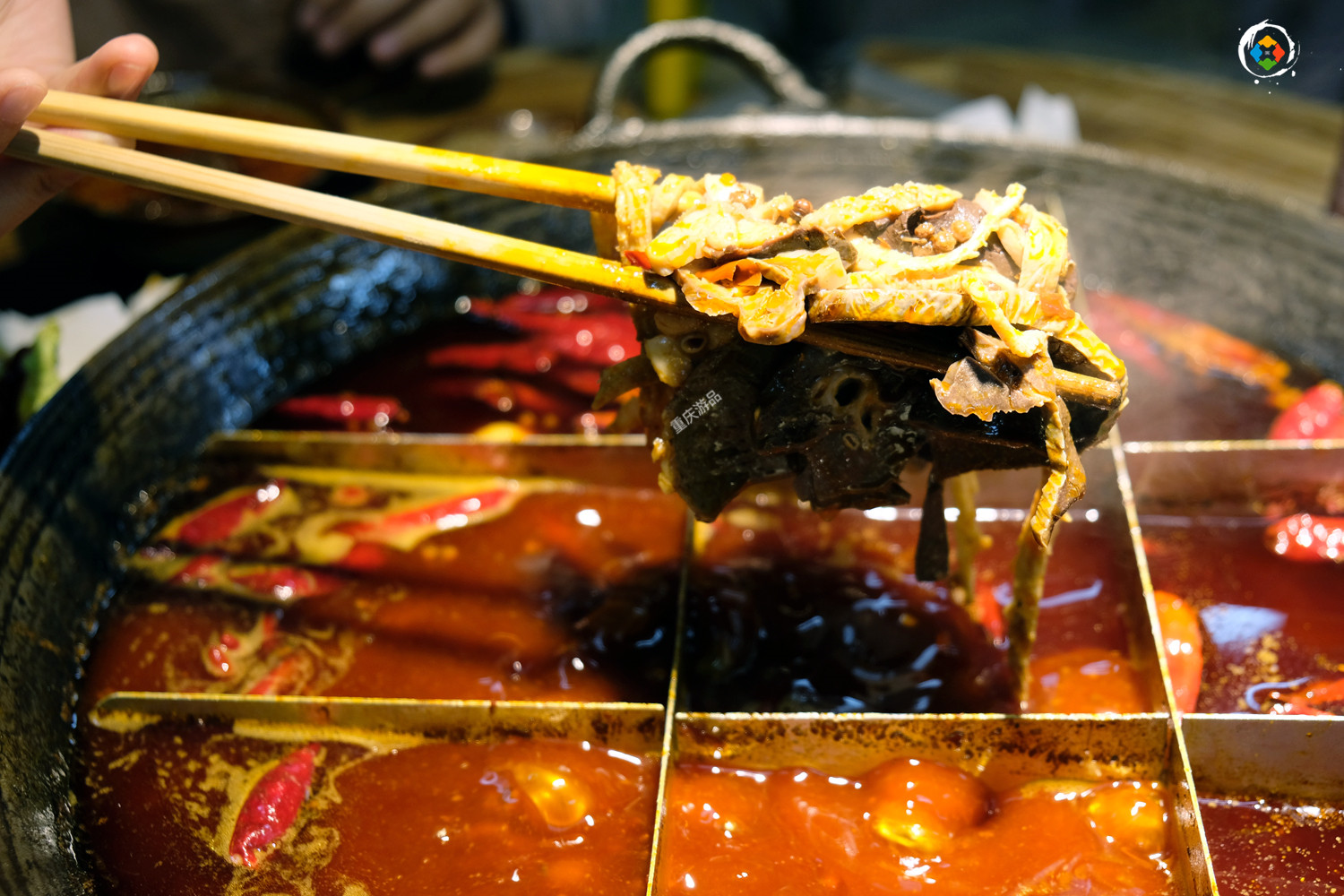 重庆老火锅有多辣？本地人用开水洗菜，外地朋友冬天也满头大汗