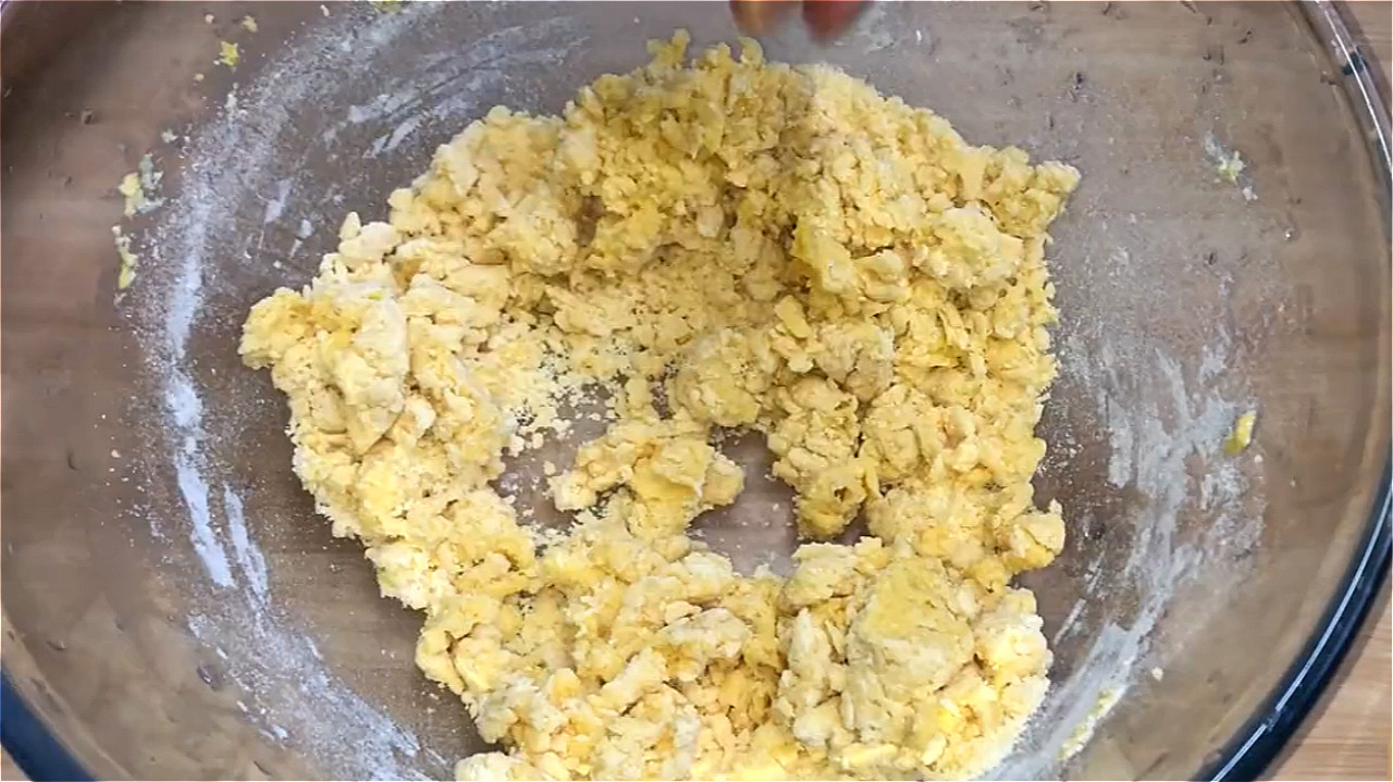 玉米面加鸡蛋这样做火了，不蒸不烤，出锅酥香柔软，比包子香